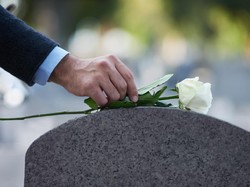 Bintang Film James Bond, Honor Blackman Meninggal di Usia 94 Tahun