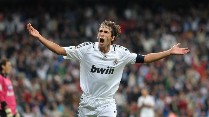 MADRID, SPAIN - SEPTEMBER 24:  Raul Gonzalez celebrates scoring his second goal, the 7-1, during the La Liga match between Real Madrid and Real Sporting de Gijon at the Santiago Bernabeu Stadium on September 24, 2008 in Madrid, Spain.  (Photo by Jasper Juinen/Getty Images)