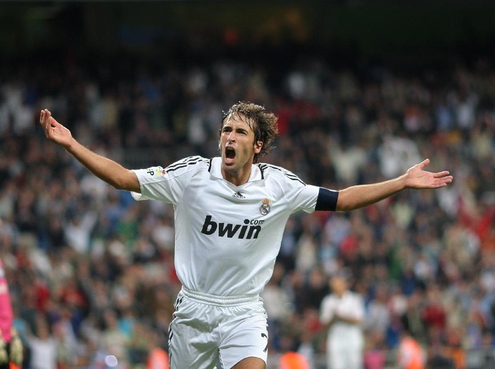 MADRID, SPAIN - SEPTEMBER 24:  Raul Gonzalez celebrates scoring his second goal, the 7-1, during the La Liga match between Real Madrid and Real Sporting de Gijon at the Santiago Bernabeu Stadium on September 24, 2008 in Madrid, Spain.  (Photo by Jasper Juinen/Getty Images)