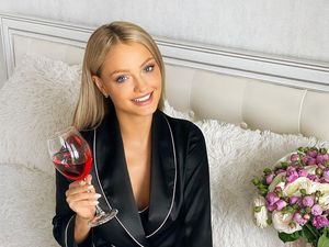 Promosikan Gantungan Antivirus, Model Ini Disebut Tidak Punya Otak Promosikan Gantungan Antivirus, Model Ini Disebut Tidak Punya Otak