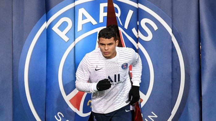 Paris Saint-Germains Brazilian defender Thiago Silva arrives to attend a training session prior to the French L1 football match between Paris Saint-Germain (PSG) and Girondins de Bordeaux at the Parc des Princes stadium in Paris, on February 23, 2020. (Photo by FRANCK FIFE / AFP)