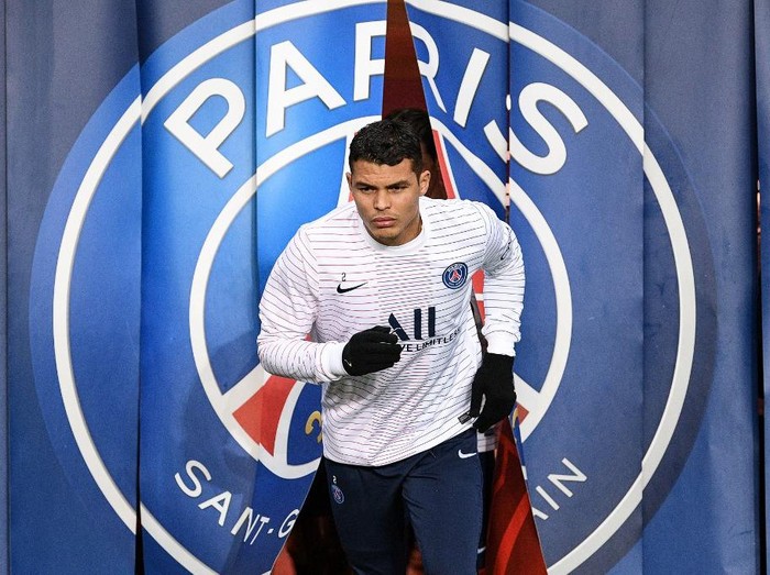 Paris Saint-Germain's Brazilian defender Thiago Silva arrives to attend a training session prior to the French L1 football match between Paris Saint-Germain (PSG) and Girondins de Bordeaux at the Parc des Princes stadium in Paris, on February 23, 2020. (Photo by FRANCK FIFE / AFP)