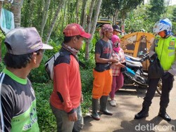 Pandemi Corona, Polisi Tasik Bagikan Paket Sembako ke Warga