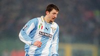 Paolo Negro mengisi stok pemain belakang Lazio. (Foto: Getty Images/Craig Prentis)