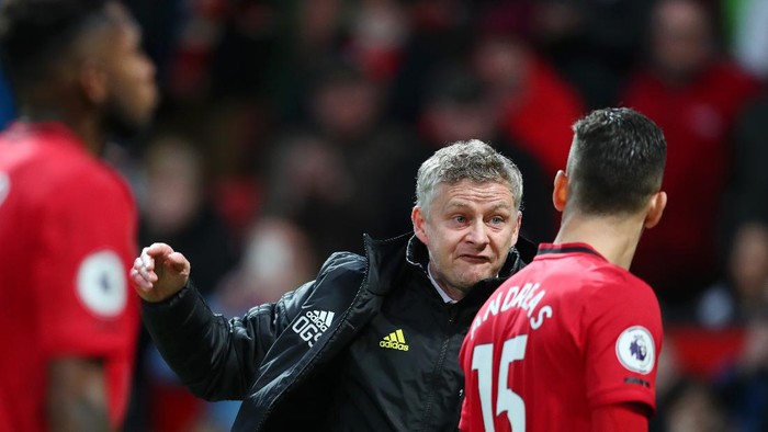 MANCHESTER, ENGLAND - JANUARY 11: Ole Gunnar Solskjaer, Manager of Manchester United gives instructions to Andreas Pereira of Manchester United during the Premier League match between Manchester United and Norwich City at Old Trafford on January 11, 2020 in Manchester, United Kingdom. (Photo by Catherine Ivill/Getty Images)