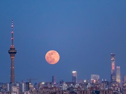 Melihat Fenomena Supermoon dari Hasil Jepretan Netizen