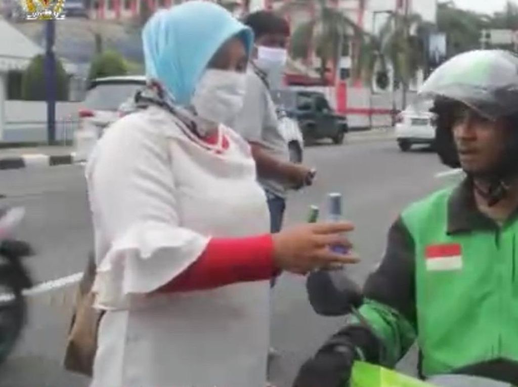 Arahan Prabowo, Andre Rosiade Kini Bagi-bagi Ribuan Hand Sanitizer di Sumbar Arahan Prabowo, Andre Rosiade Kini Bagi-bagi Ribuan Hand Sanitizer di Sumbar