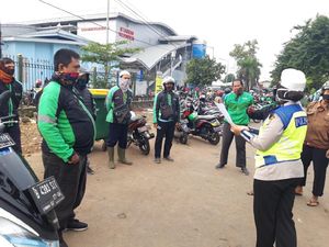 Jelang Penerapan PSBB di Jakarta, Polisi Imbau Ojol Jaga Jarak-Pakai Masker