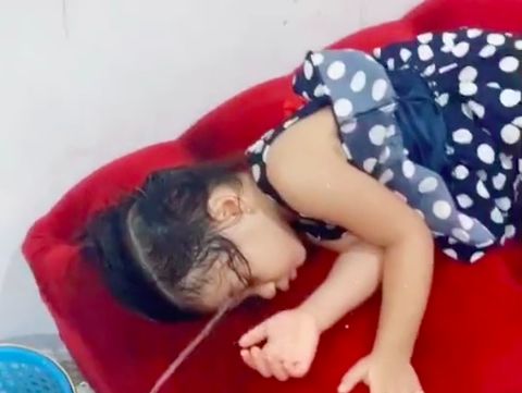 Viral Video TikTok Bangunkan Anak dengan Disemprot Air, Ibu Ini Tuai Kritikan