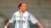 Nestor Sensini salah satu pemain yang membuat lini belakang Lazio menjadi kuat. (Foto: Getty Images/Stuart Franklin)