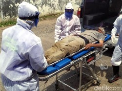 Tiba-tiba Lemas, Pemulung di Sukabumi Dievakuasi Petugas Berseragam APD