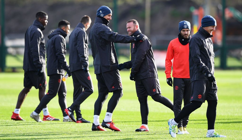 Zlatan Ibrahimovic (tengah) bersama Wayne Rooney dan skuad MU saat latihan