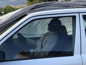 Begini Proses Pemakaman Politikus yang Dikubur Bersama Mercedes-Benz Kesayangannya