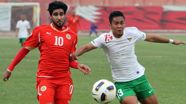 Bahrain's Mohammed Ali (L) challenges Indonesia's Guvawan Dwicahyo during their 2014 World Cup Asian zone group E qualifying football match the Bahrain National Stadium in Rifaa on February 29, 2012. Bahrain won 10-0. AFP PHOTO/ADAM JAN (Photo by ADAM JAN / AFP)