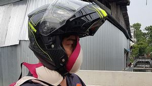 Ngakak! Foto Nyeleneh Orang Pakai Masker Unik, Celana Dalam hingga Bra
