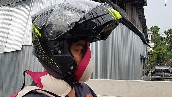 Ngakak! Foto Nyeleneh Orang Pakai Masker Unik, Celana Dalam hingga Bra