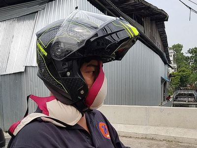 Ngakak! Foto Nyeleneh Orang Pakai Masker Unik, Celana Dalam hingga Bra