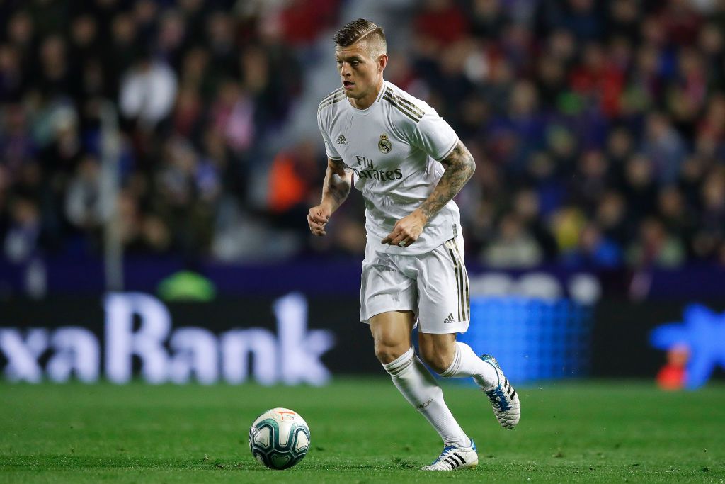 VALENCIA, SPAIN - FEBRUARY 22: Toni Kroos of Real Madrid controls the ball during the Liga match between Levante UD and Real Madrid CF at Ciutat de Valencia on February 22, 2020 in Valencia, Spain. (Photo by Eric Alonso/Getty Images)
