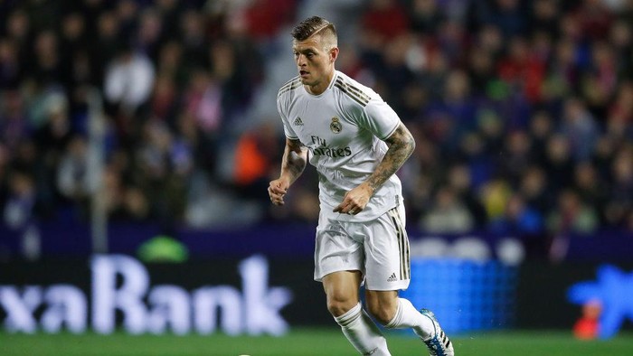 VALENCIA, SPAIN - FEBRUARY 22: Toni Kroos of Real Madrid controls the ball during the Liga match between Levante UD and Real Madrid CF at Ciutat de Valencia on February 22, 2020 in Valencia, Spain. (Photo by Eric Alonso/Getty Images)