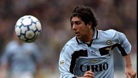 Marcelo Salas menjadi top skor Lazio saat merebut Scudetto. Pria asal Chile itu melesakkan 12 gol di Serie A 1999/2000. (Foto: Getty Images/Getty Images)
