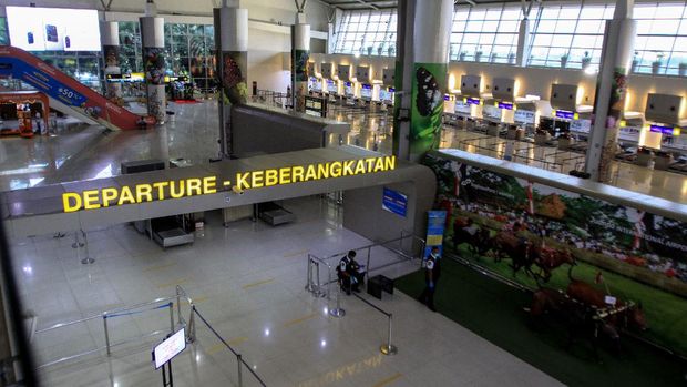 Suasana konter check-in penumpang di Terminal 2 Bandara Internasional  Juanda, Sidoarjo, Jawa Timur, Selasa (7/4/2020). Pemerintah melalui Kementerian Hukum dan Hak Asasi Manusia menetapkan larangan sementara masuk dan transit ke wilayah Indonesia bagi Warga Negara Asing (WNA) mulai tanggal 2 April 2020 hingga waktu yang belum ditentukan untuk mencegah penyebaran COVID-19 menyebabkan maskapai penerbangan internasional mengambil langkah dan kebijakan berupa pemberhentian operasional sementara. ANTARA FOTO/Umarul Faruq/hp.