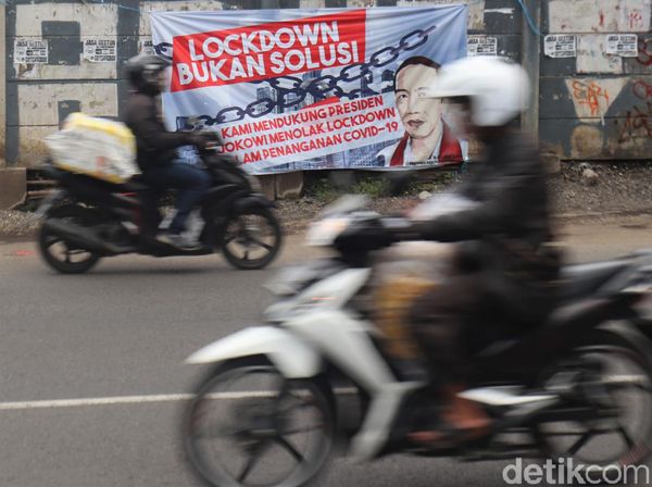 Spanduk Dukungan untuk Jokowi Atasi Corona Mejeng di Bandung