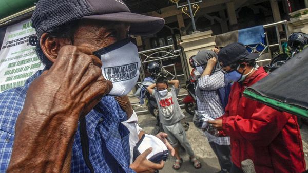 Aksi Warga Bagi-bagi Masker Gratis untuk Lawan Corona