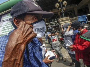 Aksi Warga Bagi-bagi Masker Gratis untuk Lawan Corona