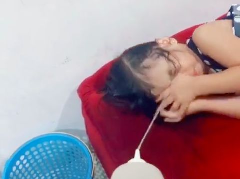 Viral Video TikTok Bangunkan Anak dengan Disemprot Air, Ibu Ini Tuai Kritikan