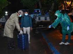 Tiba di Lamongan, 17 Pekerja Migran Cek Kesehatan Lalu Dikawal Pulang