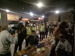 Polisi Gencar Berpatroli Putus Rantai Penyebaran Corona di Surabaya