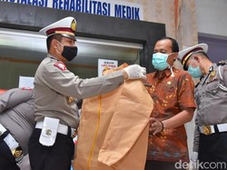 Polisi Serahkan APD Tenaga Medis ke RSUD Soegiri Lamongan