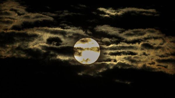Melihat Lagi Pesona Fenomena Supermoon di Langit Indonesia