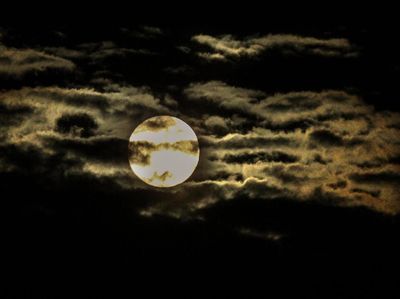 Melihat Lagi Pesona Fenomena Supermoon di Langit Indonesia