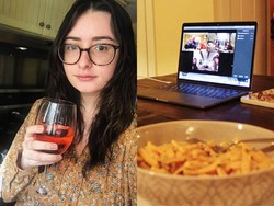 Usir Bosan! Orang-orang Ini Makan Malam Bersama Sambil Video Call