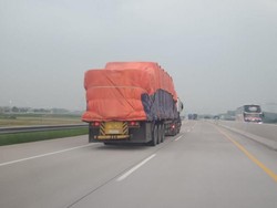 Jangan Cuma Kendaraan Umum, Truk Obesitas Juga Perlu Dibatasi saat Pandemi