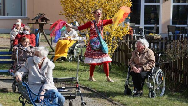 Aksi Badut Hibur Lansia Kesepian di Tengah Wabah Corona