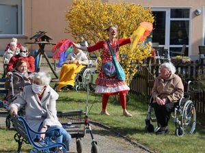 Aksi Badut Hibur Lansia Kesepian di Tengah Wabah Corona