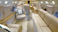 Gulfstream V 2004 dapat menampung 16 penumpang. Di dalamnya ada fasilitas delapan kamar tidur, dua kamar mandi, dan dapur (Gulfstream)