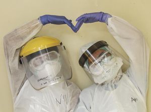 Viral Tim Medis Memohon Sampai Menangis, Minta Masyarakat di Rumah Aja