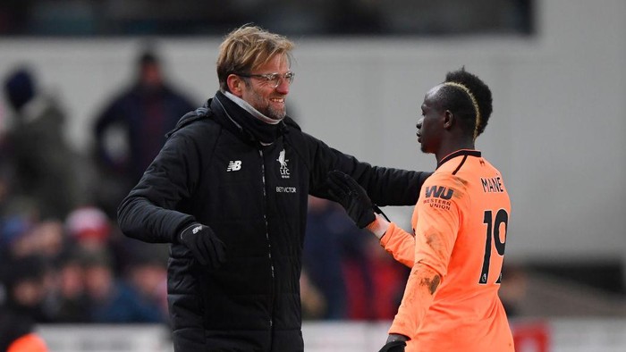 STOKE ON TRENT, ENGLAND - NOVEMBER 29:  Jurgen Klopp, Manager of Liverpool and Sadio Mane of Liverpool celebrates after the Premier League match between Stoke City and Liverpool at Bet365 Stadium on November 29, 2017 in Stoke on Trent, England.  (Photo by Stu Forster/Getty Images)