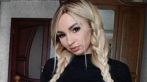 Foto: Model Playboy yang Menawarkan Penggemar Isolasi Diri Bersamanya