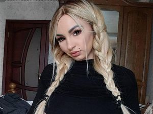 Foto: Model Playboy yang Menawarkan Penggemar Isolasi Diri Bersamanya