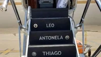 Bagian tangga pesawatnya ditulis nama keluarga Lionel Messi. Ada nama Messi (Leo), Antonela sang istri, kemudian nama-nama anak mereka yakni Thiago, Ciro, dan Mateo (Internet)