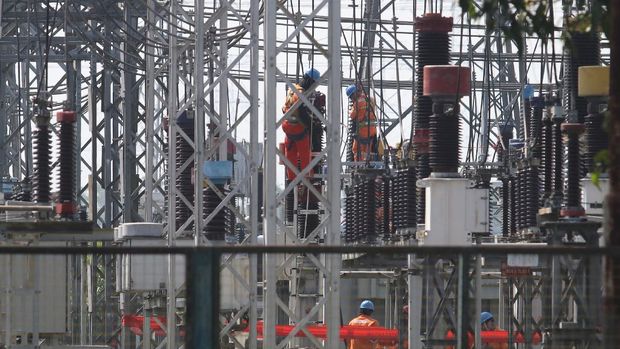 Pekerja beraktivitas di Gardu Induk Tegangan Ekstra Tinggi (Gitet) transmisi Jawa bagian timur dan Bali di Kota Kediri, Jawa Timur, Rabu (8/4/2020). PT PLN (persero) memastikan tarif listrik rumah tangga non subsidi golongan 900 VA maupun 1.300 VA ke atas tidak mengalami kenaikan. ANTARA FOTO/Prasetia Fauzani/aww.