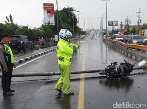 Seorang Biker di Sidoarjo Tertimpa Tiang PJU yang Roboh Gegara Hujan Deras