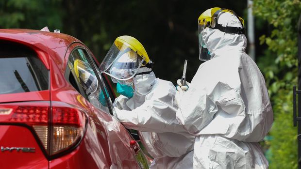 Petugas medis mengambil sampel spesimen saat swab test secara drive thru di halaman Laboratorium Kesehataan Daerah (LABKESDA) Kota Tangerang, Banten, Senin (6/4/2020). Berdasarkan data pemerintah hingga Senin (6/4/2020) terkonfirmasi positif COVID-19 di Banten mencapai 187 kasus. ANTARA FOTO/Fauzan/wsj.