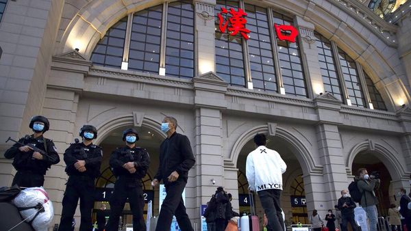 Stasiun-Bandara Wuhan Ramai Penumpang Usai Lockdown Berakhir