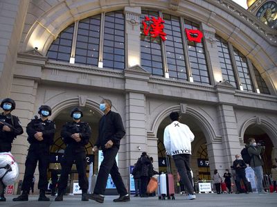 Stasiun-Bandara Wuhan Ramai Penumpang Usai Lockdown Berakhir