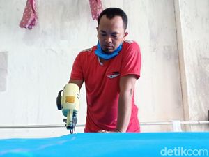 Penjahit Gaun Pesta di Kediri Buat APD Tenaga Medis untuk Disumbangkan